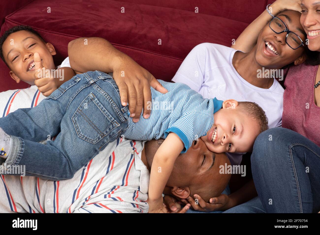 Glückliches Familienportrait von Kindern und Eltern, die sich umarmten Stockfoto