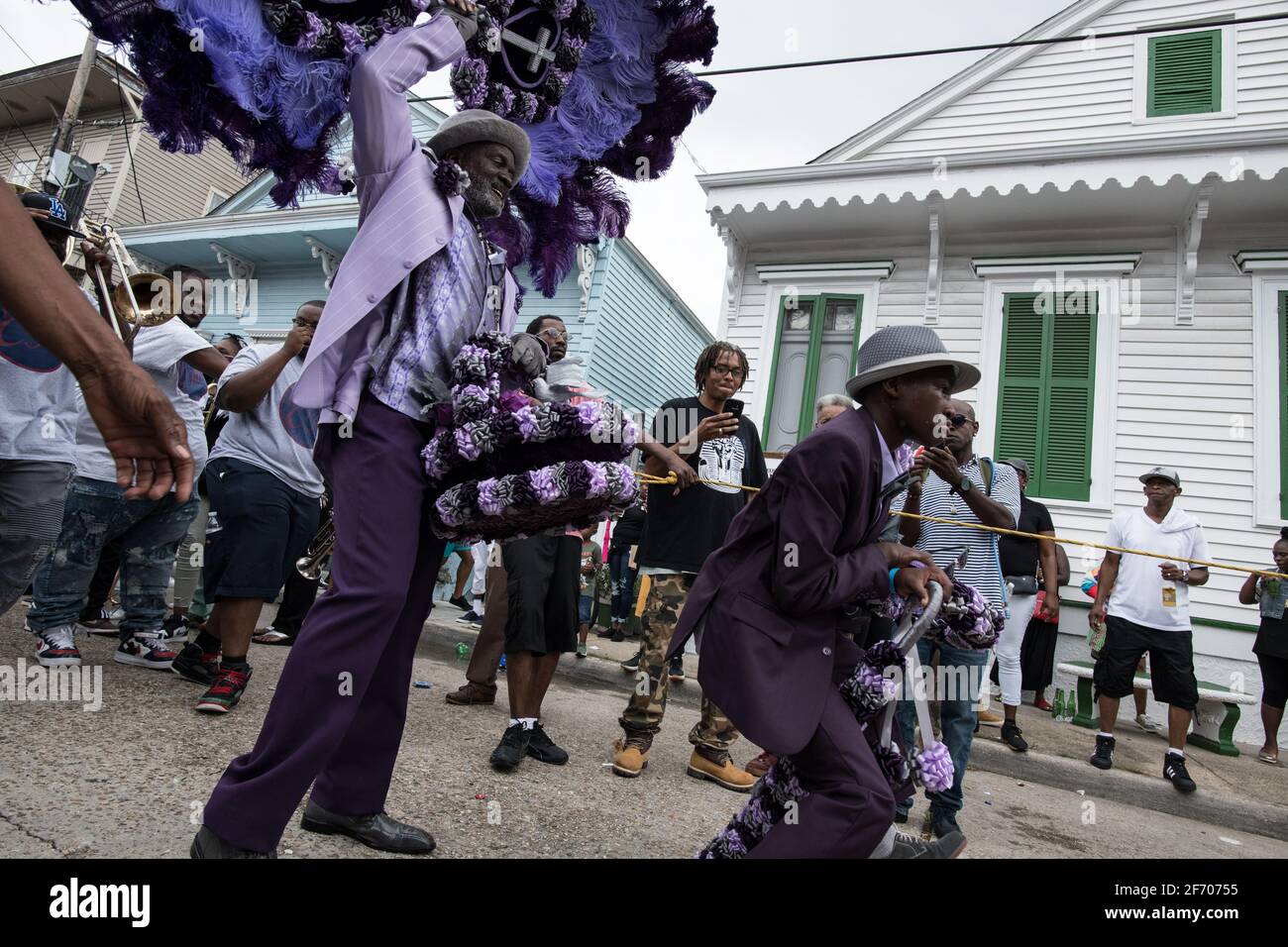 Young Men Olympians, New Orleans Social Aid and Pleasure Club Second Line (Second Line) Parade Tänzer am Second Line Sonntag. New Orleans, Louisiana. Stockfoto
