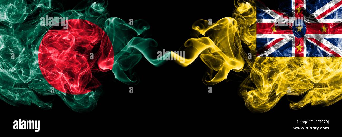 Bangladesch, Bangladesh vs Neuseeland, Niue rauchige mystische Flaggen nebeneinander platziert. Dick gefärbte seidig abstrakte raucht Fahnen. Stockfoto