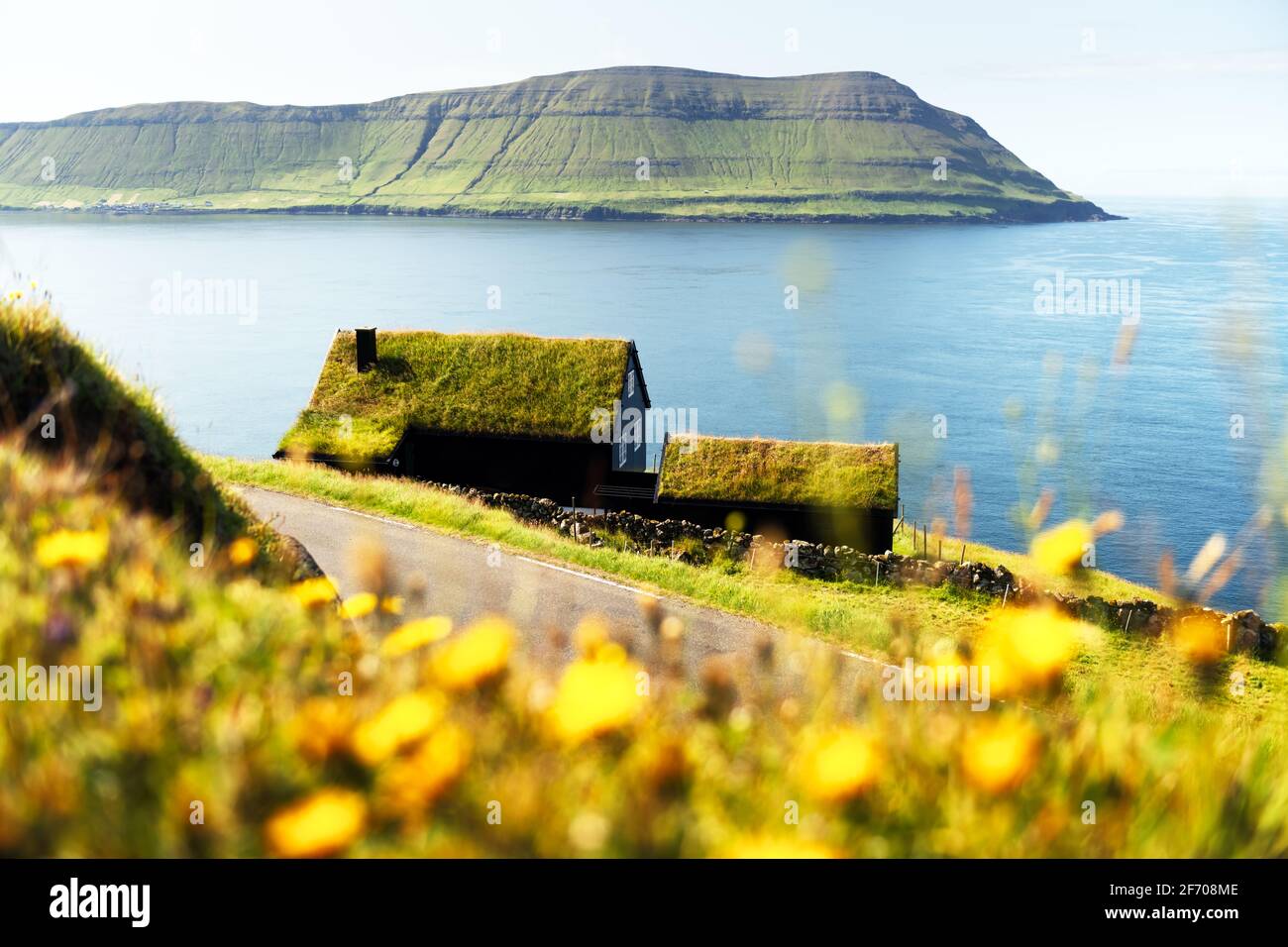 Nebeliger Blick auf ein Haus mit Grasdach im Dorf Velbastadur auf der Insel Streymoy, den Inseln der Färöer, Dänemark. Landschaftsfotografie Stockfoto