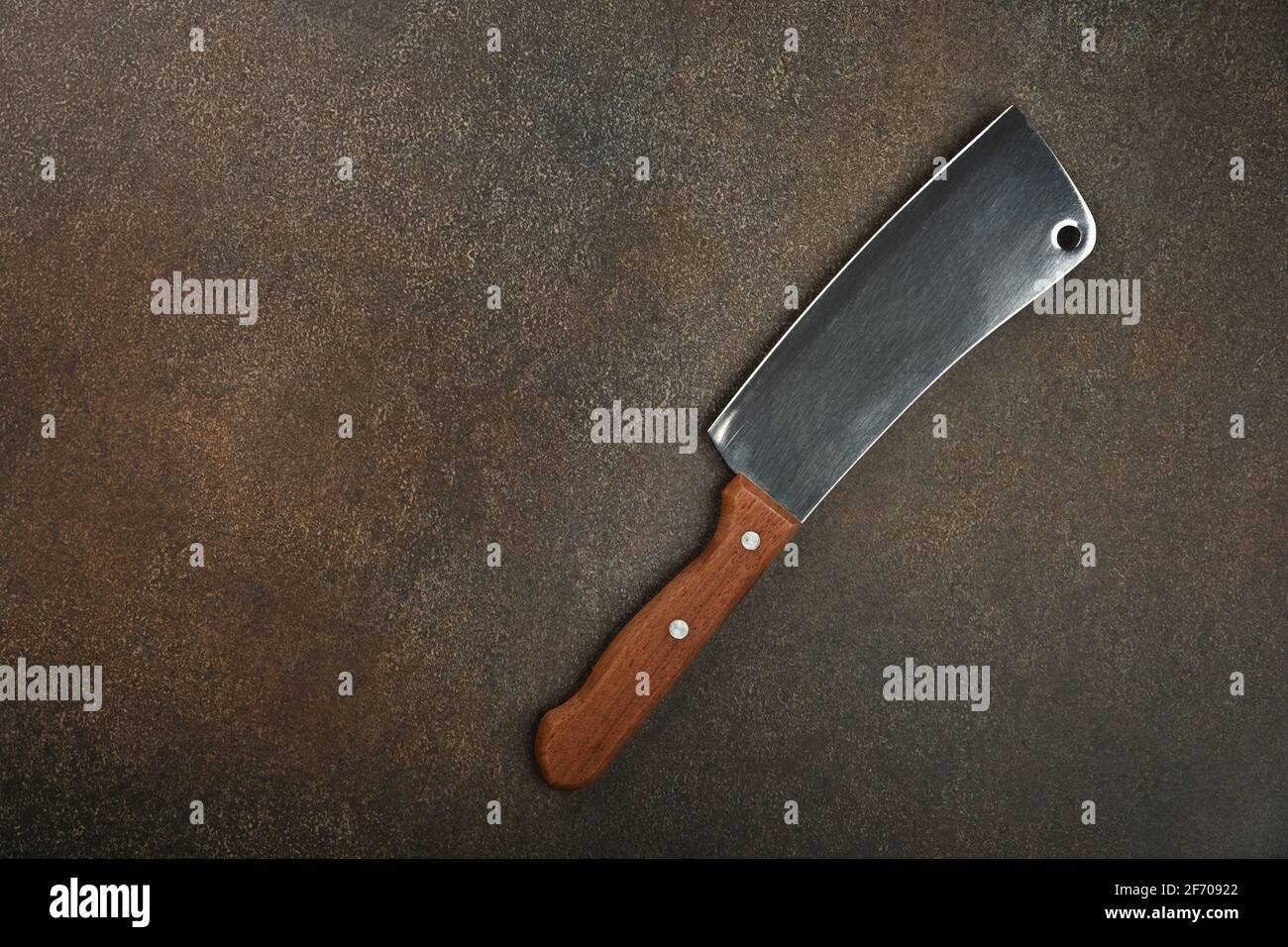 Nahaufnahme eines Metzgers Metallfleischspalter mit Holzgriff auf grunge Küchentisch Oberfläche, erhöhte Ansicht von oben, direkt darüber Stockfoto Nahaufnahme eines Metzgers Metallfleischspalter mit Holzgriff auf grunge Küchentisch Oberfläche, erhöhte Ansicht von oben, direkt darüber Stockfoto