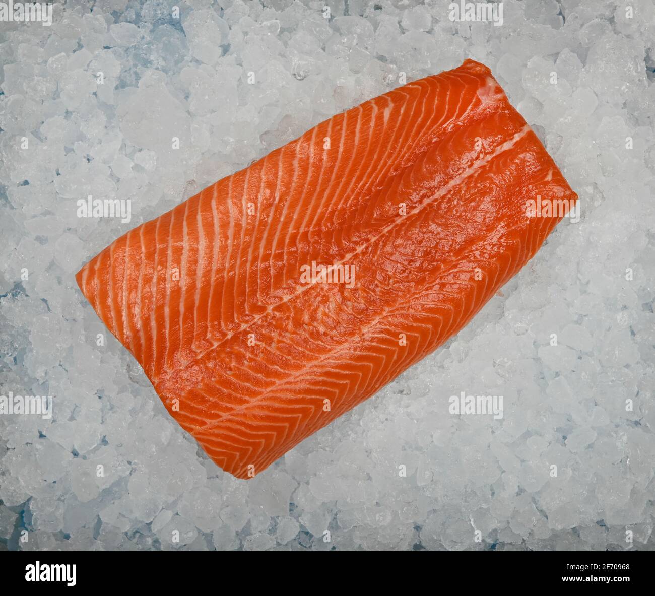 Nahaufnahme eines frischen, rohen Lachsfischfilets auf dem Hintergrund von zerkleinertem Eis auf dem Verkaufsdisplay, erhöhte Ansicht von oben, direkt darüber Stockfoto Nahaufnahme eines frischen, rohen Lachsfischfilets auf dem Hintergrund von zerkleinertem Eis auf dem Verkaufsdisplay, erhöhte Ansicht von oben, direkt darüber Stockfoto