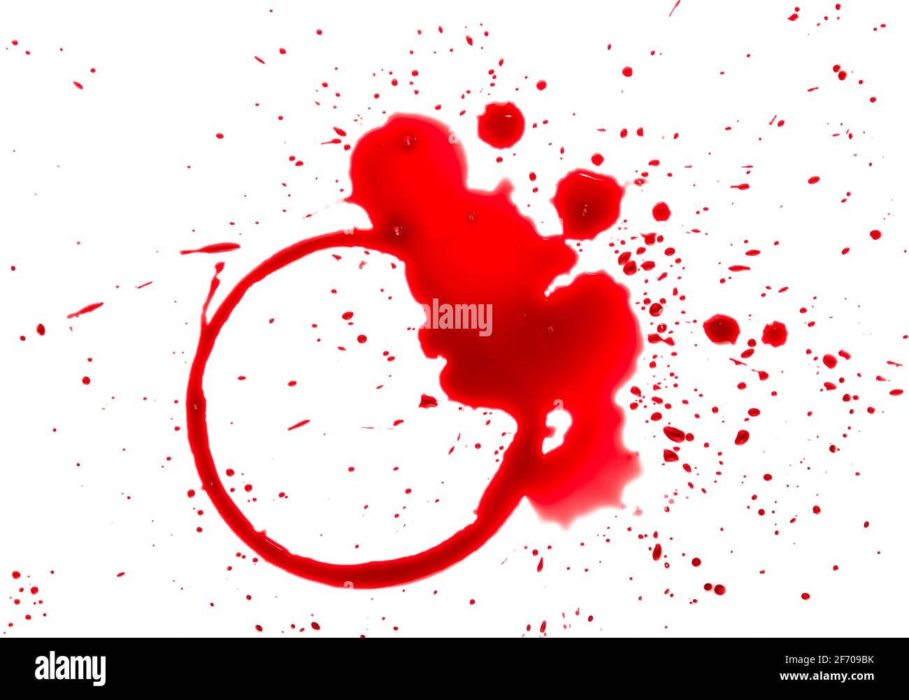 Nahaufnahme von feuchten Flecken von Rotweinglas oder Flasche, Ring und Tropfen isoliert auf weißem Hintergrund Stockfoto