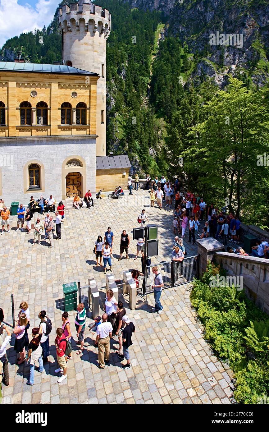 Von oben Menge von Reisenden auf gepflasterten Innenhof auf stehen Sonniger Tag vor Schloss Neuschwanstein Stockfoto