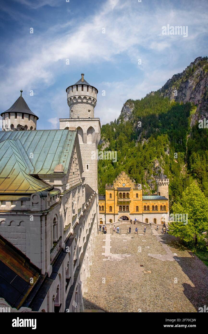 Von oben Menge von Reisenden auf gepflasterten Innenhof auf stehen Sonniger Tag vor Schloss Neuschwanstein Stockfoto