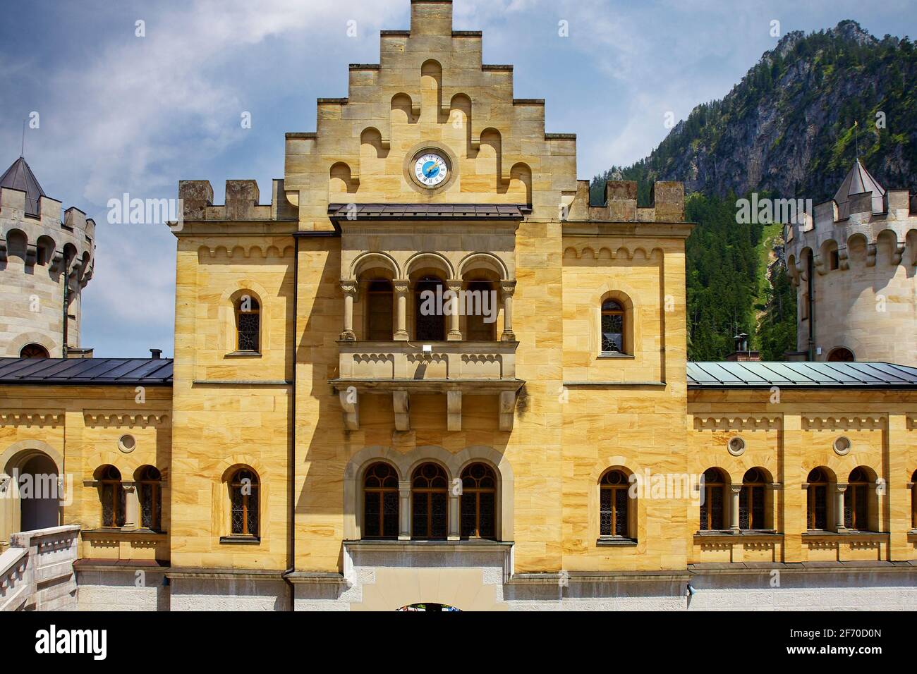 Von oben Menge von Reisenden auf gepflasterten Innenhof auf stehen Sonniger Tag vor Schloss Neuschwanstein Stockfoto