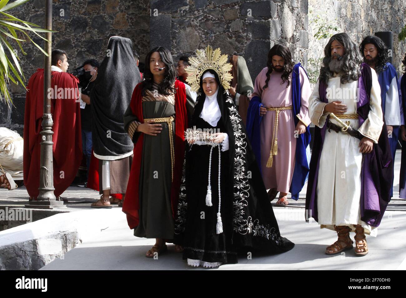 Mexiko-Stadt, Mexiko. April 2021. Katholische Gläubige, stellen die Via Crucis während des Karfreitags im Rahmen der Karwoche wieder her, während der 178. Darstellung des Leidens Christi in der Gemeinde Iztapalapa. Die berühmteste Nachstellung der Kreuzigung Christi in Lateinamerika wurde für die Öffentlichkeit geschlossen und live übertragen, damit die Menschen zu Hause zusehen konnten, um ein zweites Jahr in Folge weitere Infektionen durch den neuen Covid-19 zu verhindern. Am 2. April 2021 in Mexiko-Stadt, Mexiko. Foto von Luis Barron/Eyepix/ABACAPRESS.COM Quelle: Abaca Press/Alamy Live News Stockfoto