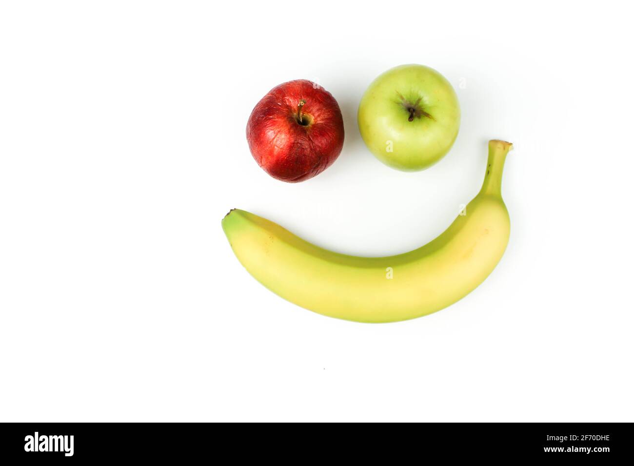 Banane und Äpfel lächeln auf weißem Modebogen mit Platz Für Text Stockfoto