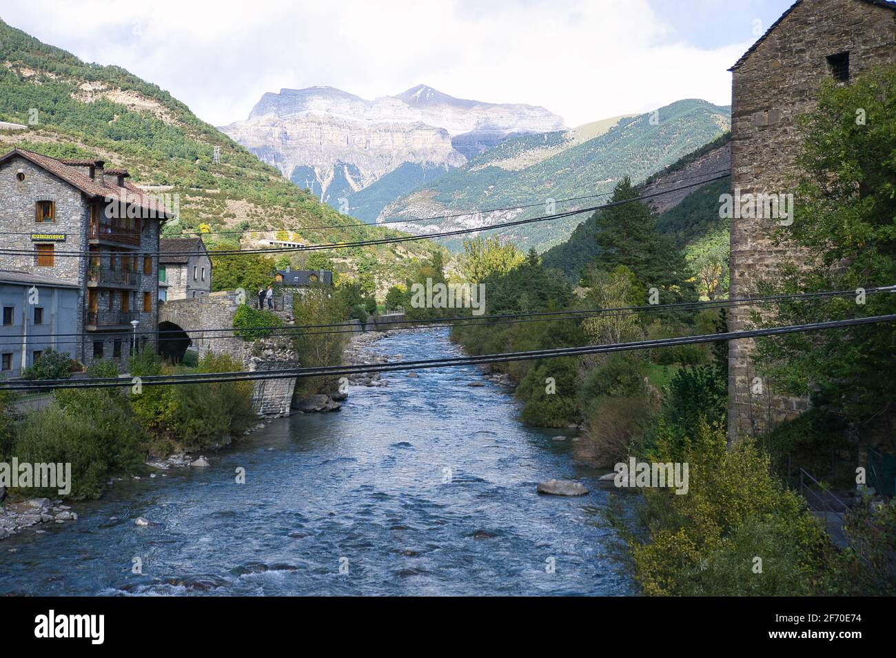 Der Fluss Ara, der durch die Stadt Broto in den aragonesischen Pyrenäen fließt, befindet sich in Huesca, Spanien Stockfoto