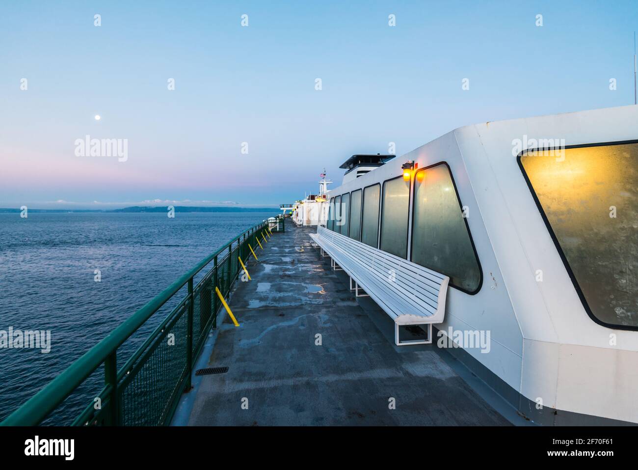 Die Washington State Ferry überquert die ruhigen Gewässer des Puget Sound Auf einem Ausflug am frühen Morgen mit Fenstern auf dem oberen Deck beschlagt über in der feuchten Seeluft Stockfoto