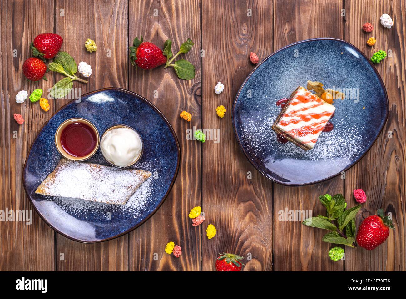 Dessert Schokoladenkuchen und Karottenkuchen auf braunem Holzhintergrund. Speisekarte im Restaurant. Stockfoto