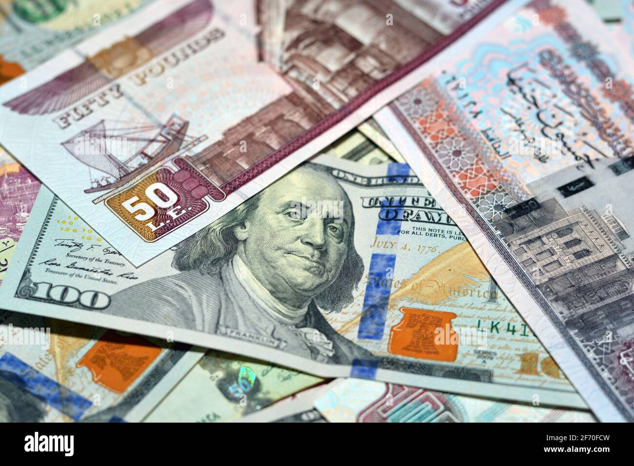 Ägyptisches Geld und amerikanischer Geldwechselkurs, ägyptisches 100 Pfund, 50 Pfund und amerikanischer 100 Dollar Hintergrund Stockfoto