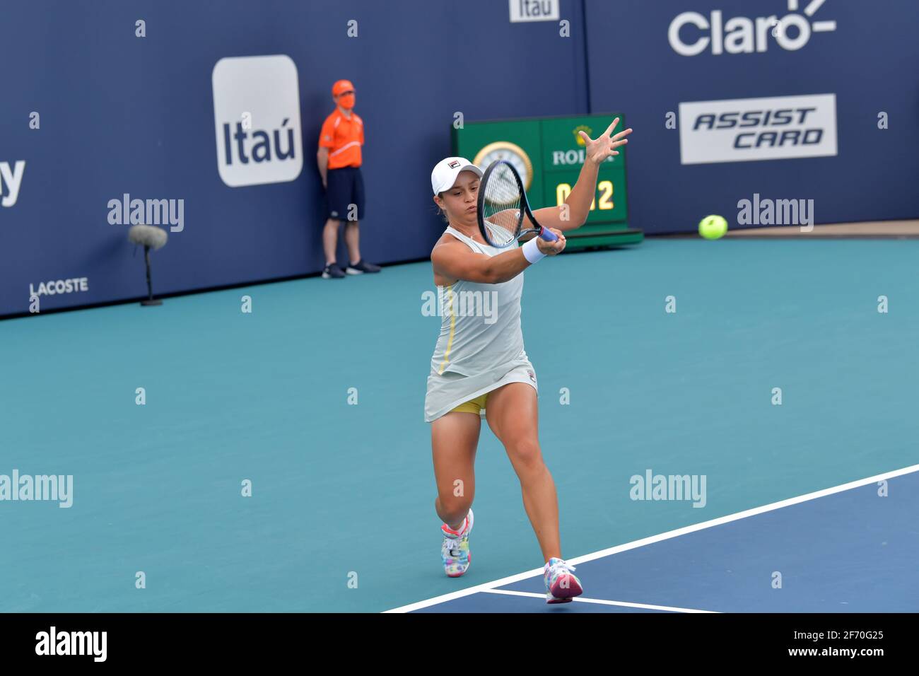 MIAMI GARDENS, FLORIDA - 03. APRIL: ((KEINE VERKÄUFE AN NEW YORK POST) Ashleigh Barty aus Australien besiegt Bianca Andreescu aus Kanada beim Einzel-Finale der Miami Open im Hard Rock Stadium am 03. April 2021 in Miami Gardens, Florida. Personen: Ashleigh Barty Kredit: Storms Media Group/Alamy Live News Stockfoto