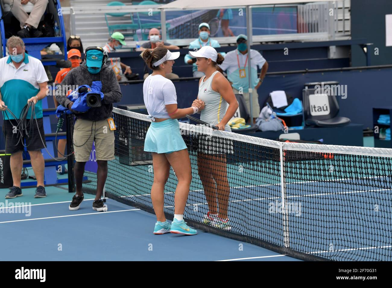 MIAMI GARDENS, FLORIDA - 03. APRIL: ((KEINE VERKÄUFE AN NEW YORK POST) Ashleigh Barty aus Australien besiegt Bianca Andreescu aus Kanada beim Einzel-Finale der Miami Open im Hard Rock Stadium am 03. April 2021 in Miami Gardens, Florida. Personen: Ashleigh Barty Kredit: Storms Media Group/Alamy Live News Stockfoto