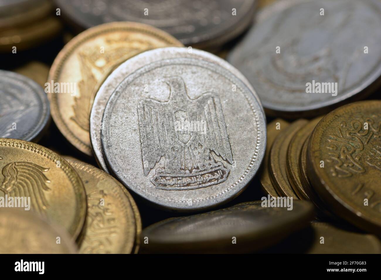 Fünf Milliemenmünze 1967, altes ägyptisches Geld von 5 Milliemenmünze die Währung der Vereinigten Arabischen Republik Ägypten und Syrien, Vintage retro Stockfoto