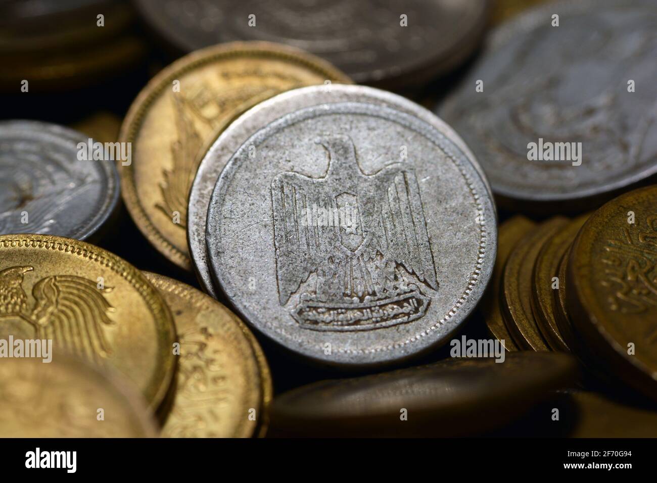 Fünf Milliemenmünze 1967, altes ägyptisches Geld von 5 Milliemenmünze die Währung der Vereinigten Arabischen Republik Ägypten und Syrien, Vintage retro Stockfoto