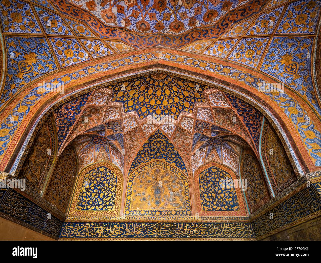 Farbenfrohe Innenausstattung des Grabes von Akbar dem Großen aus dem 17. Jahrhundert in Sikandra in der Nähe von Agra, Uttar Pradesh, Indien. Stockfoto