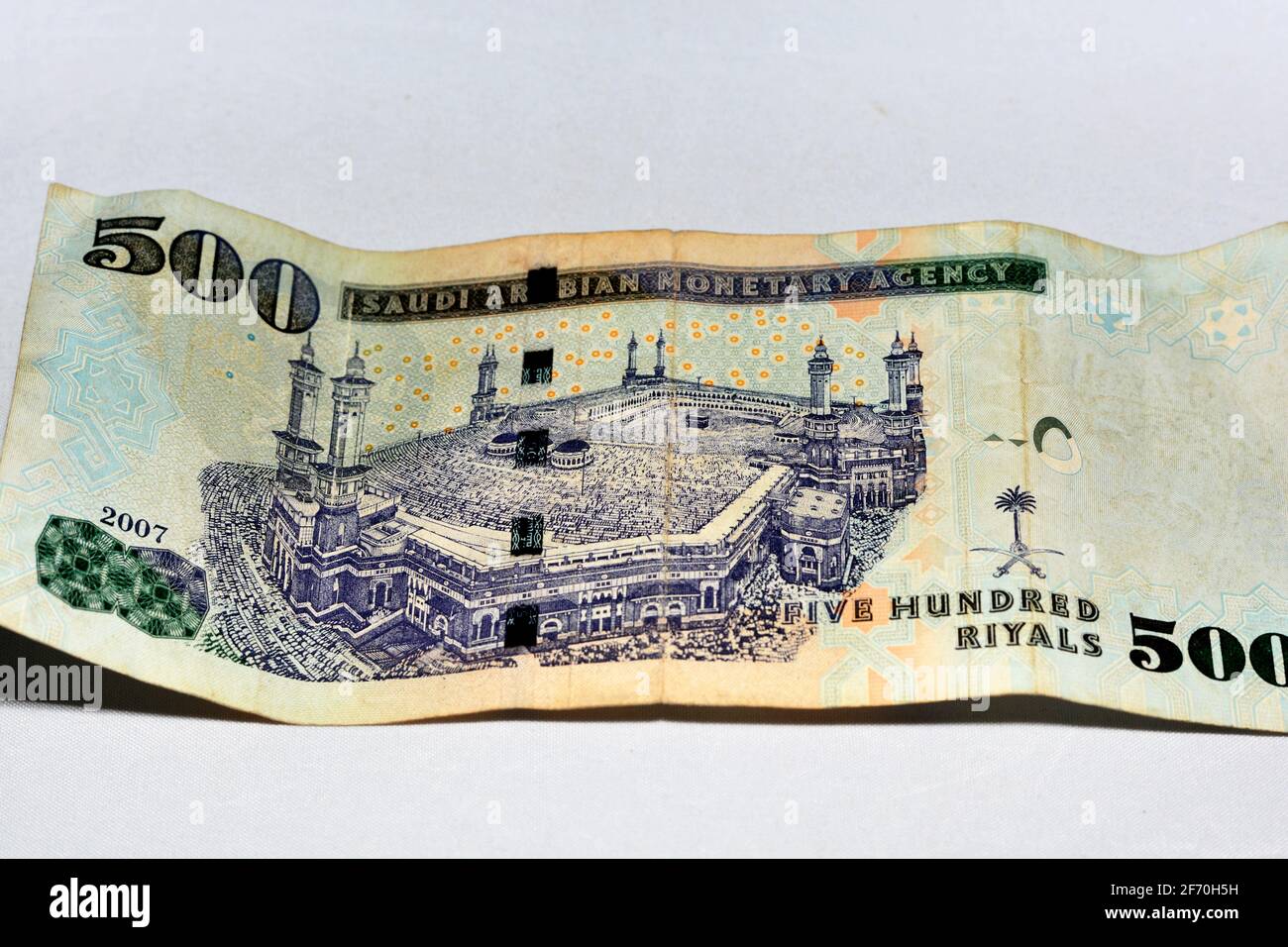 500 Saudi Riyals Banknote, mit Bild von Kaaba und König Abdulaziz, Königreich Saudi-Arabien 500 Riyals Cash Money selektiver Fokus. Stockfoto