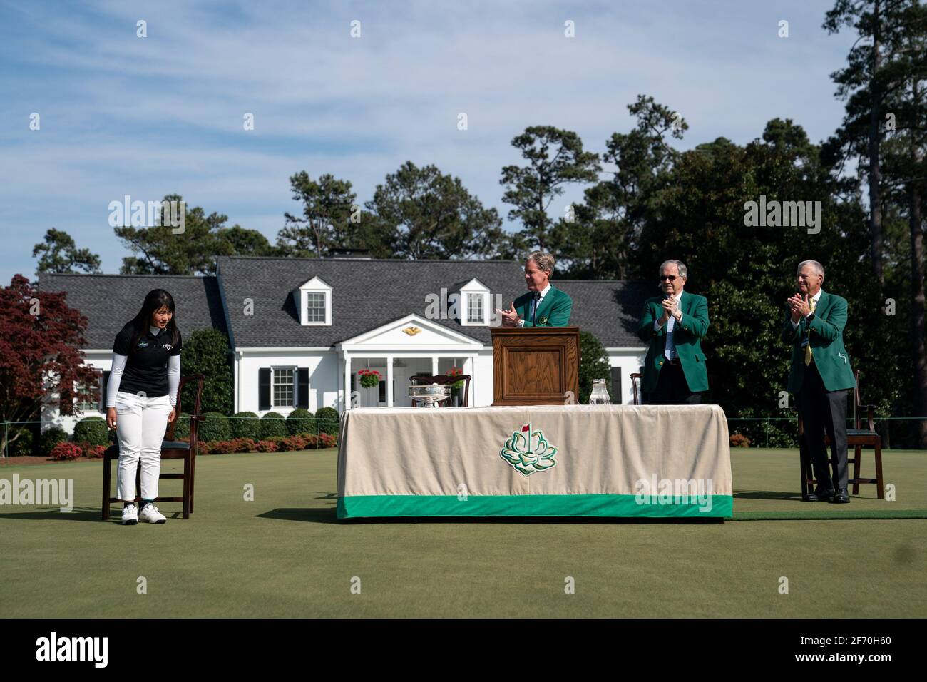 Washington, Usa. April 2021. Tsubasa Kajitani aus Japan feiert nach dem Gewinn des Augusta National Women's Amateur Tournament am Samstag, den 3. April 2021, den Augusta National Chairman Fred Ridley, den emeritierten Chairman Billy Payne und den Competition Chairman Jim Hyler bei Augusta National in Augusta, Georgia. Foto von Kevin Dietsch/UPI Credit: UPI/Alamy Live News Stockfoto