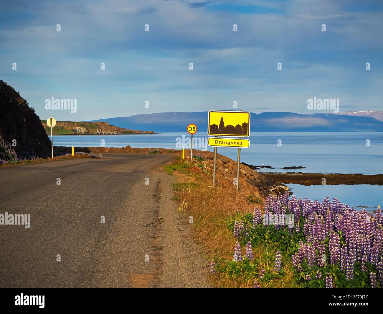 Feldweg und Schild in Drangsnes in den Westfjorden Island Stockfoto