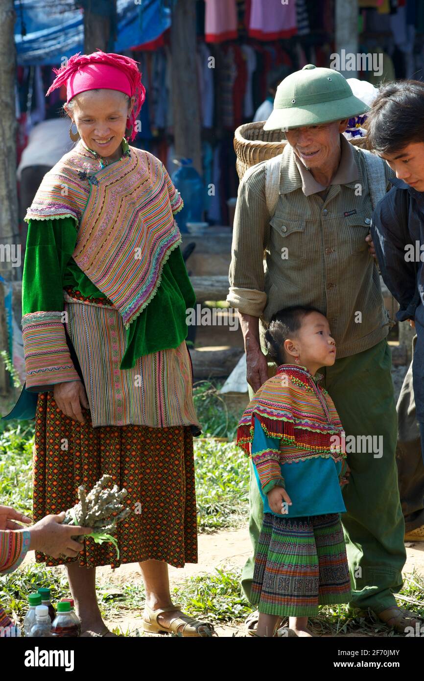 Blume Hmong Frau, Mann und Kind auf Coc Ly Markt, in der Nähe Bac Ha, Vietnam Stockfoto
