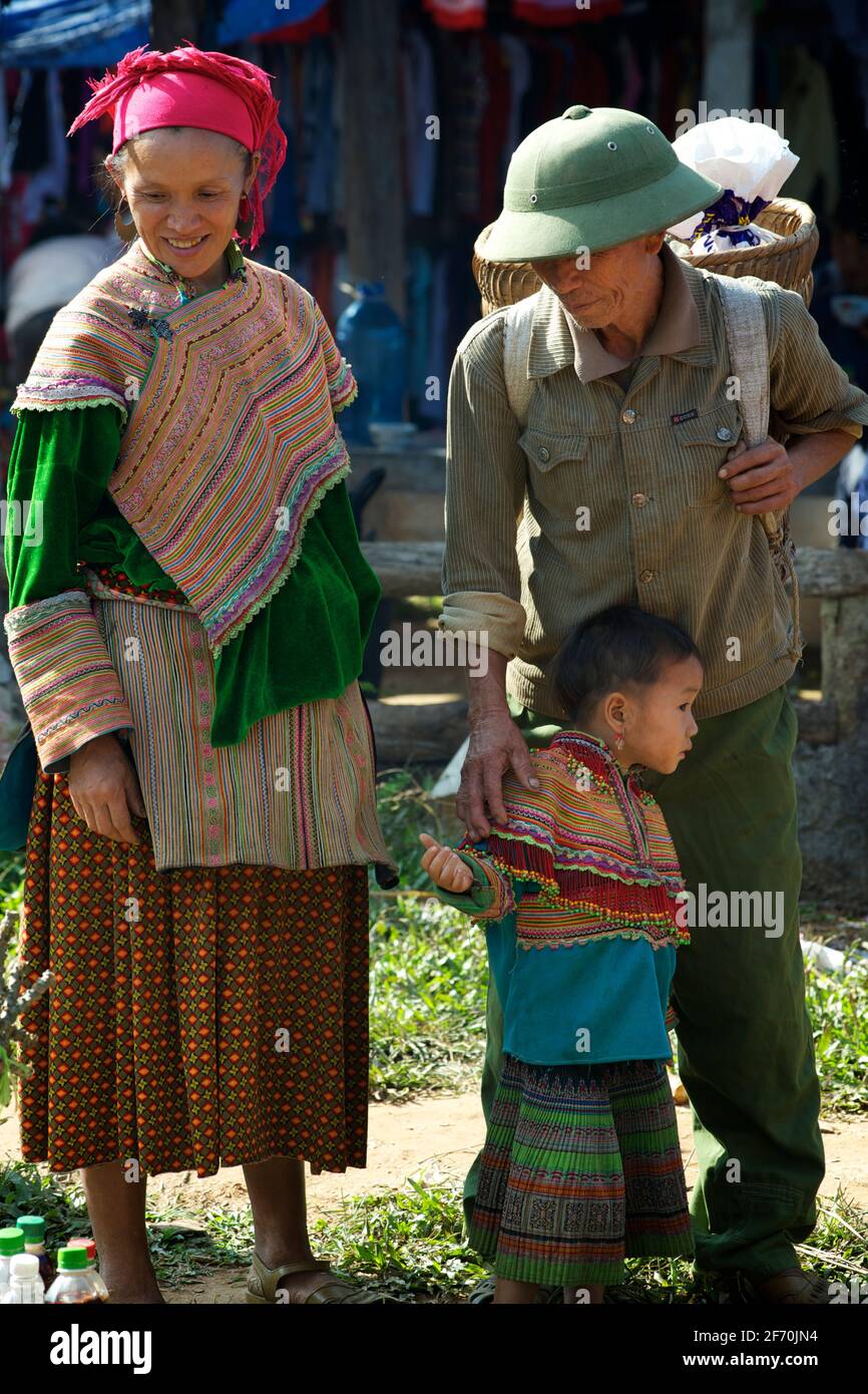 Blume Hmong Frau, Mann und Kind auf Coc Ly Markt, in der Nähe Bac Ha, Vietnam Stockfoto