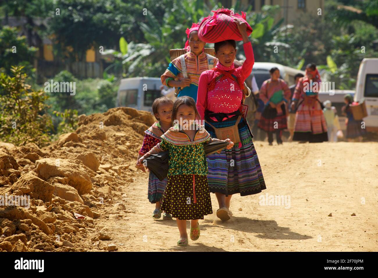 Hmong Mutter und Kinder zu Fuß in Can CAU Markt, in der Nähe Bac Ha, Lao Cai Provinz, Vietnam Stockfoto