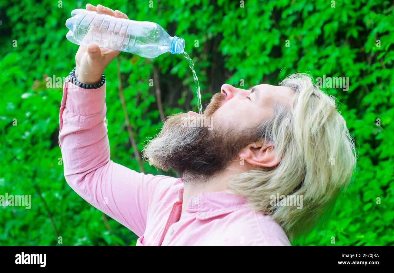Hydratationskonzept. Bärtiger Mann, der Wasser trinkt. Männchen mit Wasserflasche. Gesunder Lebensstil Stockfoto