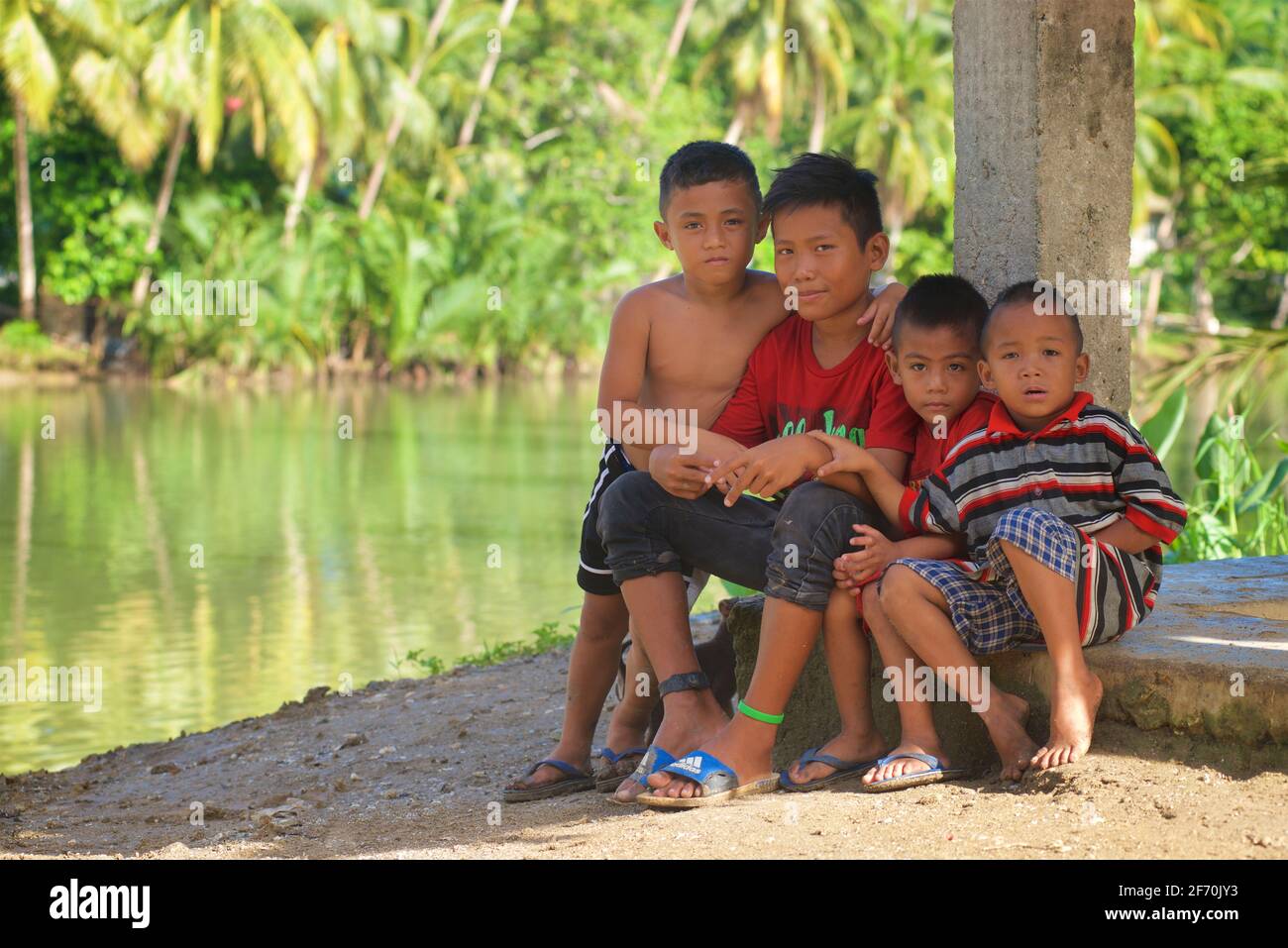 Philippinische Jungen hängen am Loboc River herum. Camayaan, Loboc, Bohol, Central Visayas, Philippinen. Stockfoto