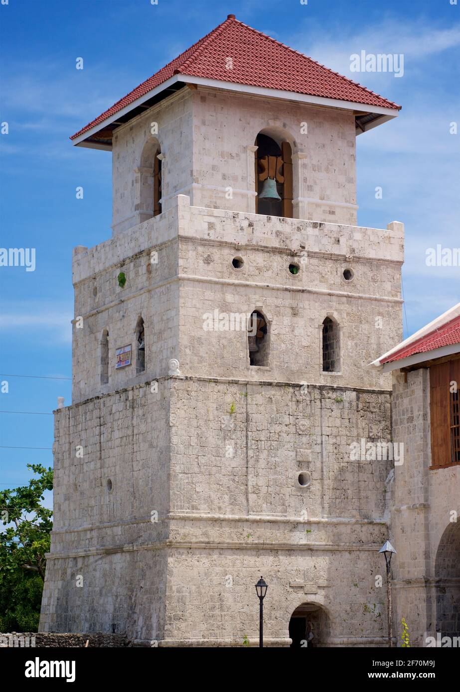 Baclayon Church, Baclayon, Insel Bohol. Auch bekannt als La Purisima Concepcion de la Virgen Maria Pfarrkirche. Central Visayas, Philippinen. Glocke und Wachturm aus Korallenstein; vollendet 1737. Stockfoto