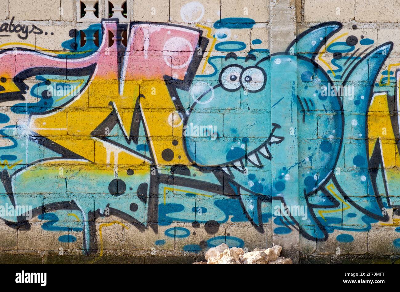 Graffiti-Gemälde eines Hais an einer Wand. Moalboal, Cebu, Philippinen. Stockfoto