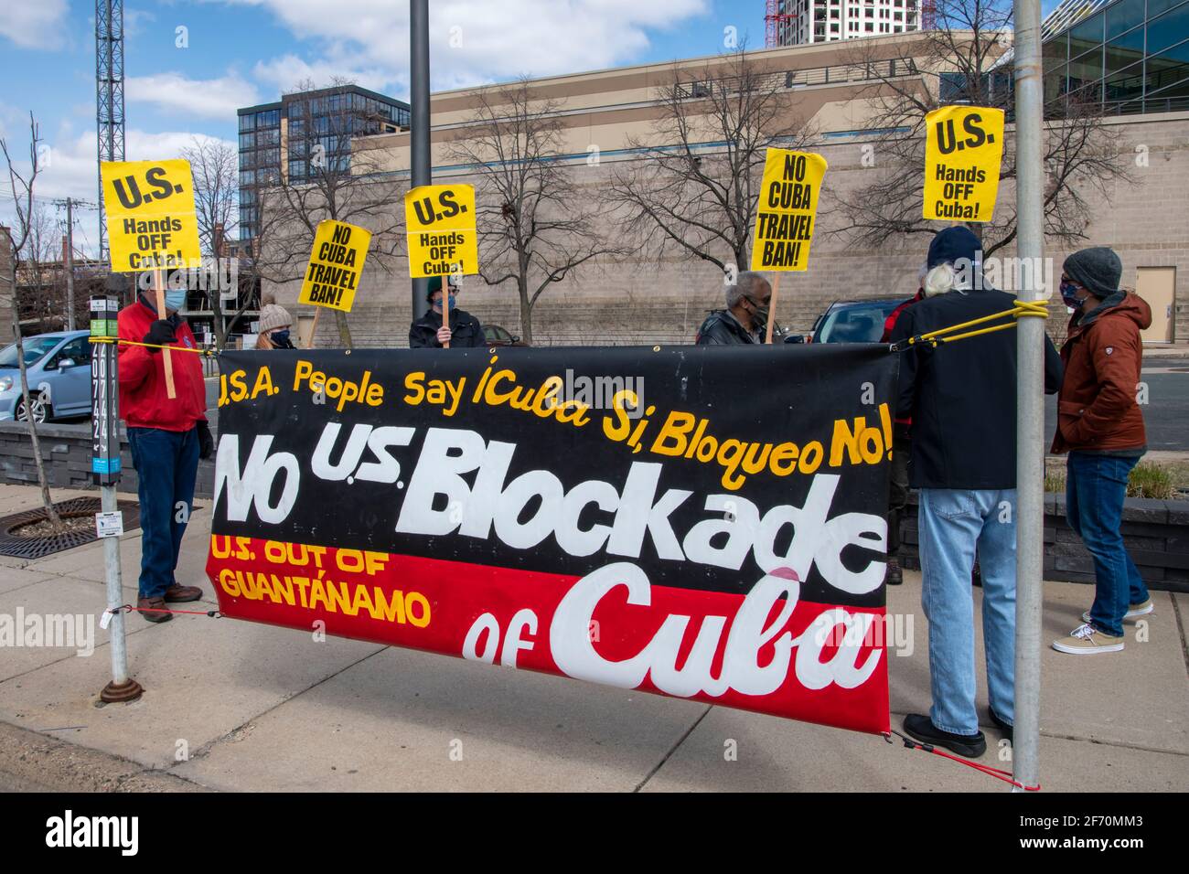 Minneapolis, Minnesota. 27. März 2021. Biden, Hände weg von Kuba Protest. Demonstranten fordern, dass die Regierung Biden unverzüglich Maßnahmen ergreift, um zu revenieren Stockfoto