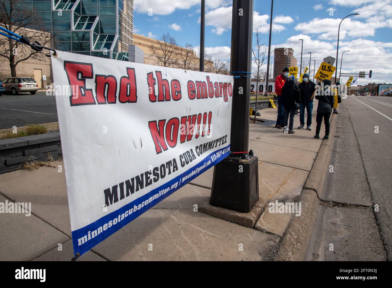 Minneapolis, Minnesota. 27. März 2021. Biden, Hände weg von Kuba Protest. Demonstranten fordern, dass die Regierung Biden unverzüglich Maßnahmen ergreift, um die Regierung zu reversen Stockfoto