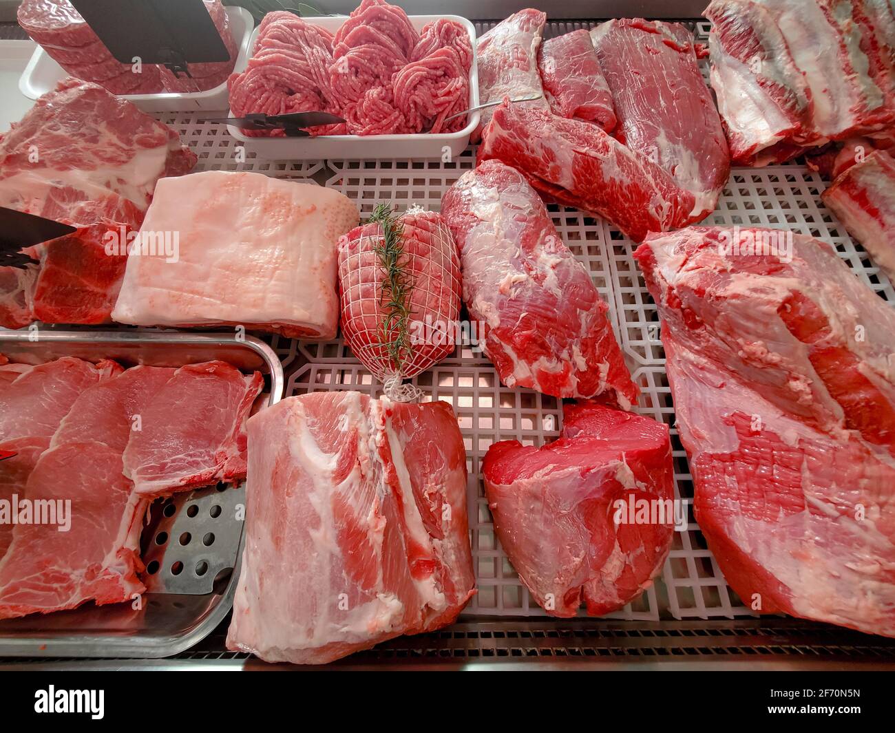 Vielfalt der Fleisch Exposition auf Metzgerei, Lebensmittelindustrie, Tierprodukte Konsum Stockfoto