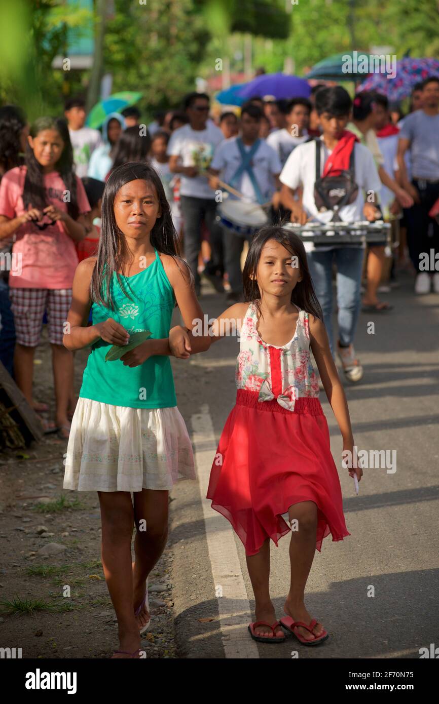 Philippinische Mädchen, die in einer Prozession zu Flores de Mayo-Feiern, Central Visayas, in der Nähe von Toledo, Cebu, Philippinen, spazieren gehen Stockfoto