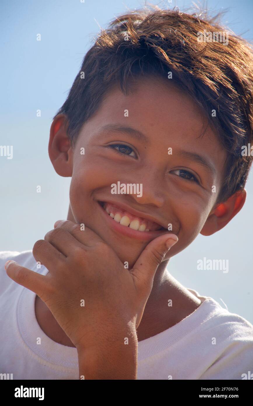 Porträt eines freundlichen philippinischen Jungen mit einem einladenden Lächeln. Zentrum von Visayas, in der Nähe von Toledo, Cebu, Philippinen Stockfoto