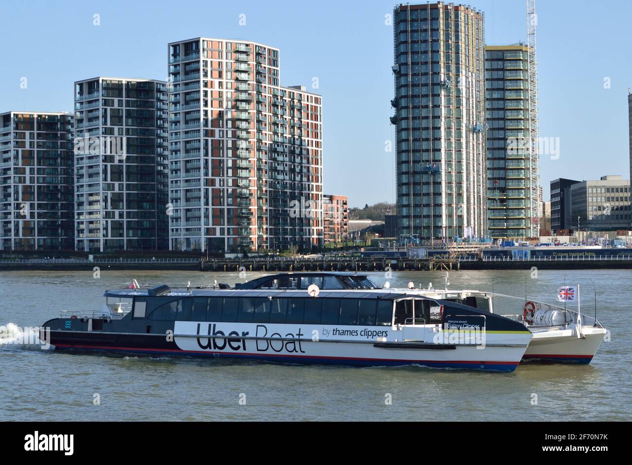 Uber Boat mit dem Thames Clipper River Bus Service Vessel Galaxy Clipper betreibt den Flussbusdienst RB1 auf dem Fluss Thames in London Stockfoto