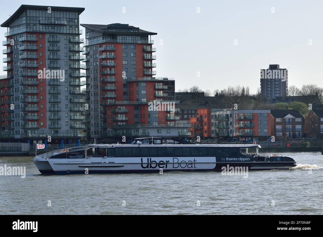 Uber Boot mit dem Thames Clipper River Bus Service Schiff Mercury Clipper betreibt den Flussbusdienst RB1 auf dem Fluss Thames in London Stockfoto