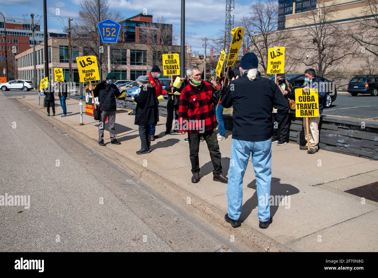 Minneapolis, Minnesota. 27. März 2021. Biden, Hände weg von Kuba Protest. Demonstranten fordern, dass die Regierung Biden unverzüglich Maßnahmen ergreift, um die Regierung zu reversen Stockfoto