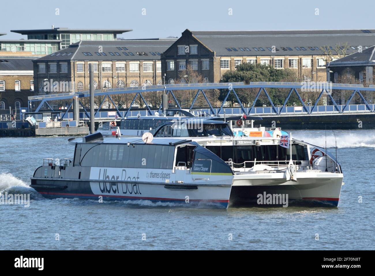 Uber Boat mit dem Thames Clipper River Bus Service Vessel Galaxy Clipper betreibt den Flussbusdienst RB1 auf dem Fluss Thames in London Stockfoto