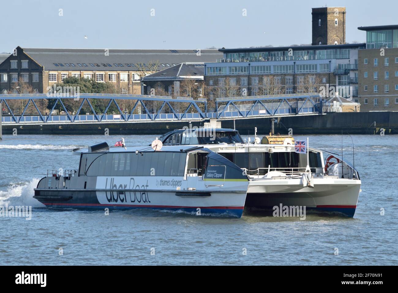 Uber Boat mit dem Thames Clipper River Bus Service Vessel Galaxy Clipper betreibt den Flussbusdienst RB1 auf dem Fluss Thames in London Stockfoto