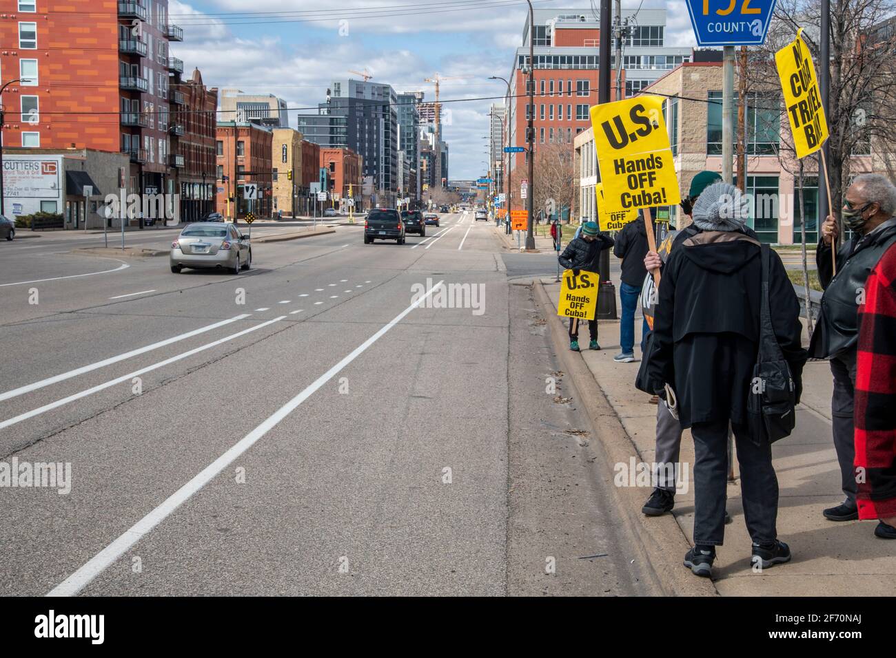 Minneapolis, Minnesota. 27. März 2021. Biden, Hände weg von Kuba Protest. Demonstranten fordern, dass die Regierung Biden unverzüglich Maßnahmen ergreift, um die Regierung zu reversen Stockfoto