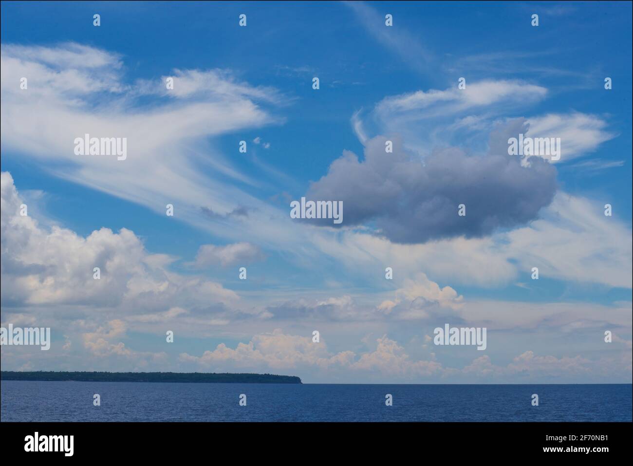 Flauschige Wolken in einem blauen Himmel über dem Visayan Meer zwischen Cebu und Bantayan Inseln. Philippinen Stockfoto