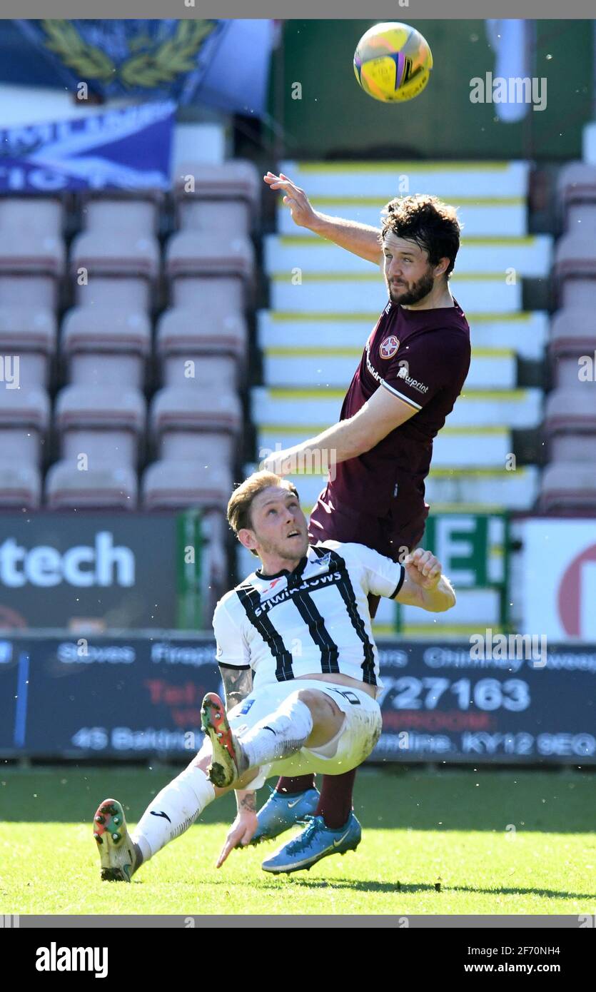 East End Park, Dunfermline.Fife Scotland UK 3. April 21 Dunfermline gegen Hearts Scottish Championship Match. Hearts Craig Halkett, Heads Clear from Dunfermline Declan McManus Credit: eric mccowat/Alamy Live News Stockfoto