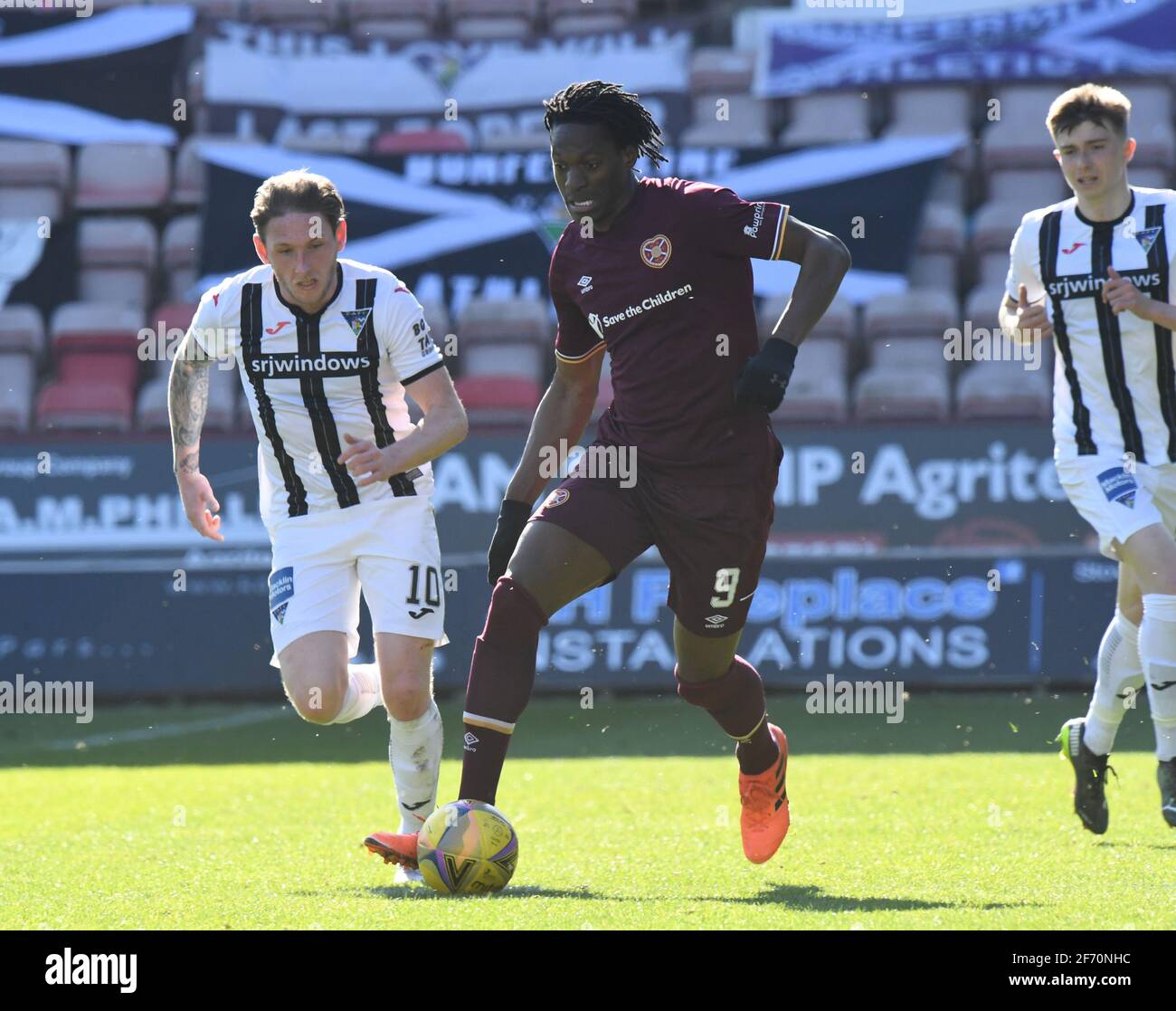 East End Park, Dunfermline.Fife Scotland UK 3. April 21 Dunfermline gegen Hearts Scottish Championship Match. Der französische Stürmer von Hearts, Armand Gnanduillet, mit Dunfermline Declan McManus Credit: eric mccowat/Alamy Live News Stockfoto