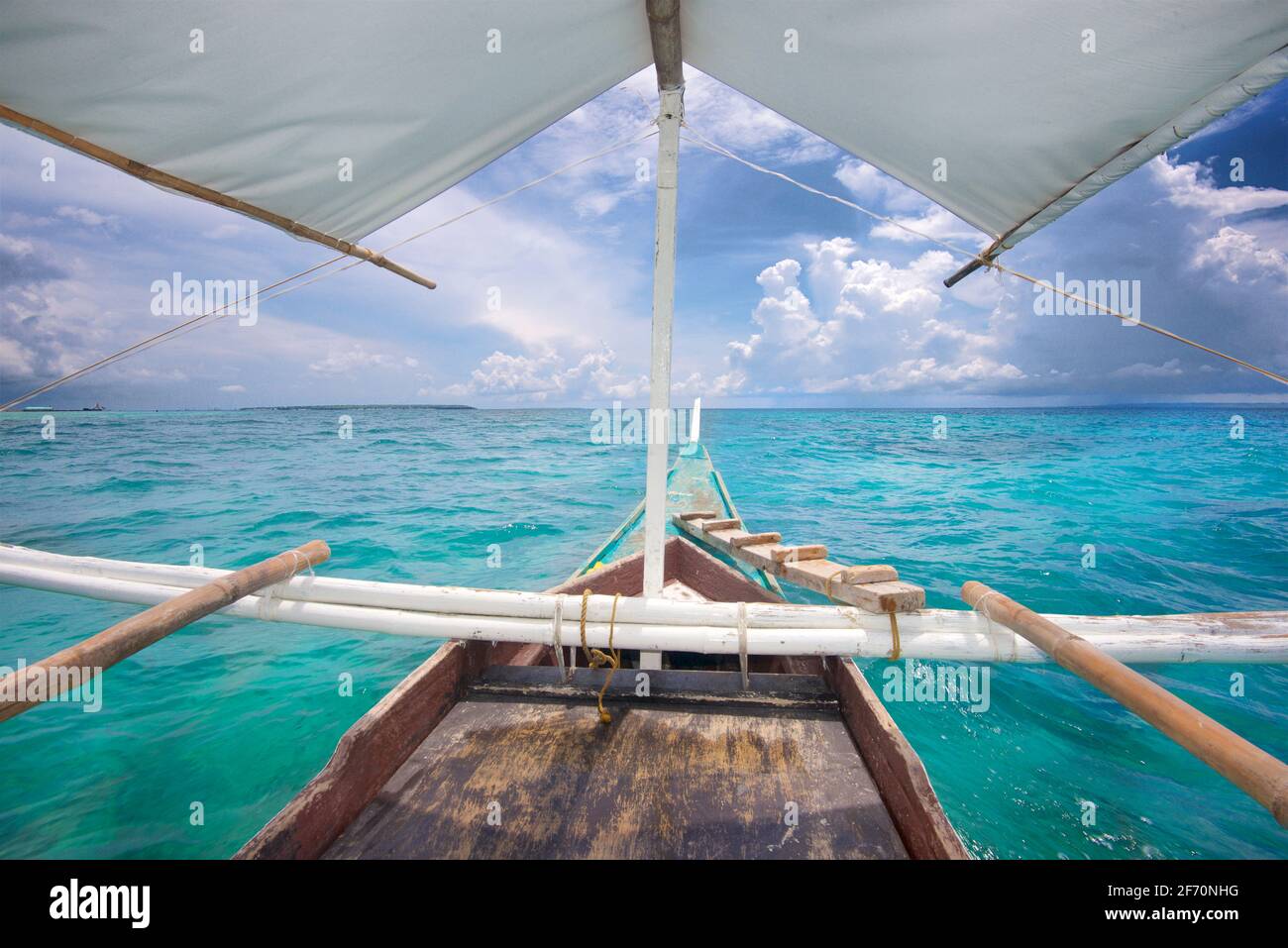 Das Prow auf einem Auslegerkanu auf dem offenen Wasser, Visayan Sea zwischen Bantayan Island und Sillon Island (auch bekannt als Virgin Island), Philippinen Stockfoto