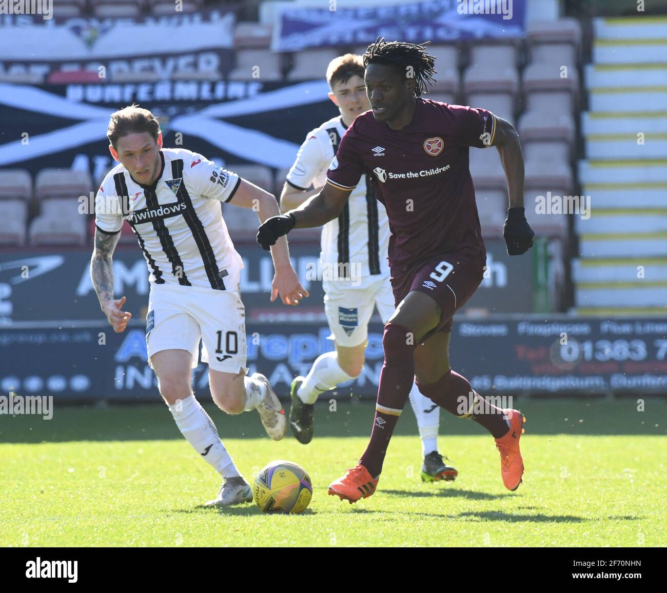 East End Park, Dunfermline.Fife Scotland UK 3. April 21 Dunfermline gegen Hearts Scottish Championship Match. Der französische Stürmer von Hearts, Armand Gnanduillet, mit Dunfermline Declan McManus Credit: eric mccowat/Alamy Live News Stockfoto