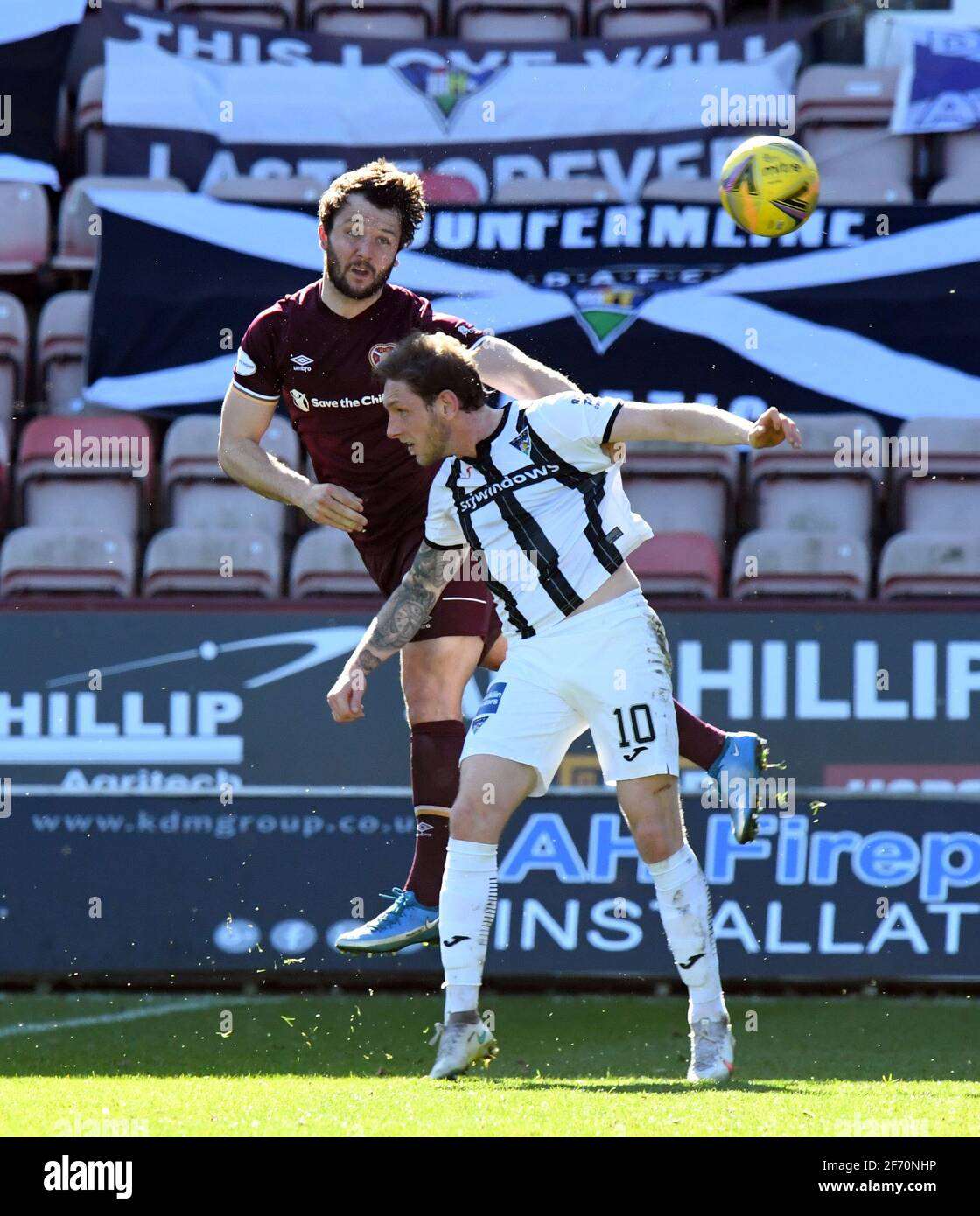 East End Park, Dunfermline.Fife Scotland UK 3. April 21 Dunfermline gegen Hearts Scottish Championship Match. Hearts Craig Halkett, Heads Clear from Dunfermline Declan McManus Credit: eric mccowat/Alamy Live News Stockfoto