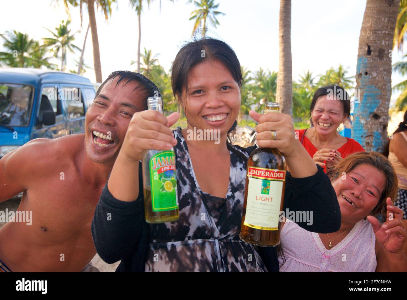 Philippinische Familie und Freunde genießen gemeinsam den Strand und ein paar Drinks. Santa Fe, Bantayan Island, Cebu, Philippinen Stockfoto