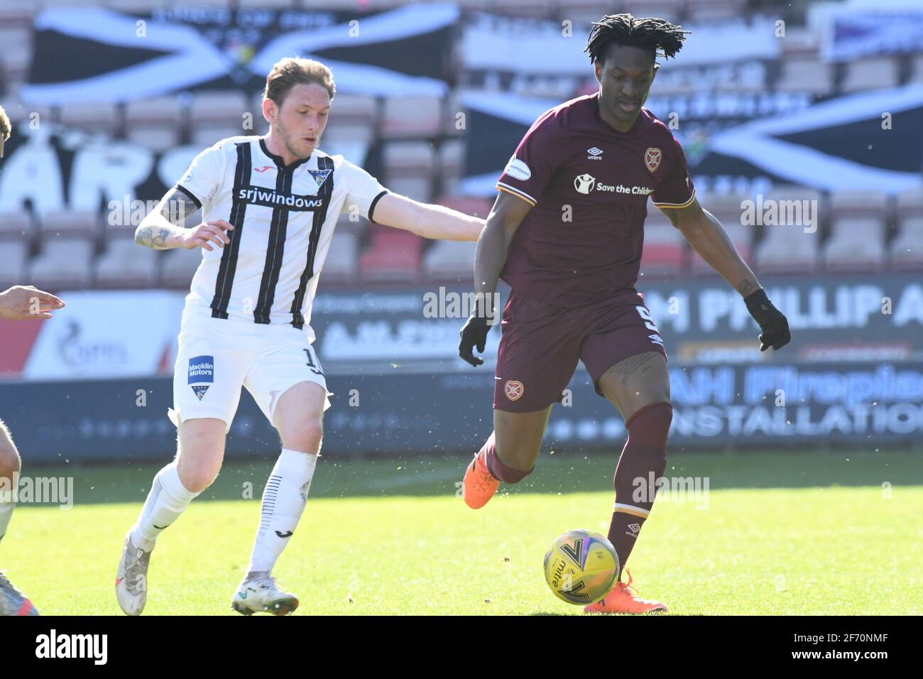 East End Park, Dunfermline.Fife Scotland UK 3. April 21 Dunfermline gegen Hearts Scottish Championship Match. Der französische Stürmer von Hearts, Armand Gnanduillet, mit Dunfermline Declan McManus Credit: eric mccowat/Alamy Live News Stockfoto